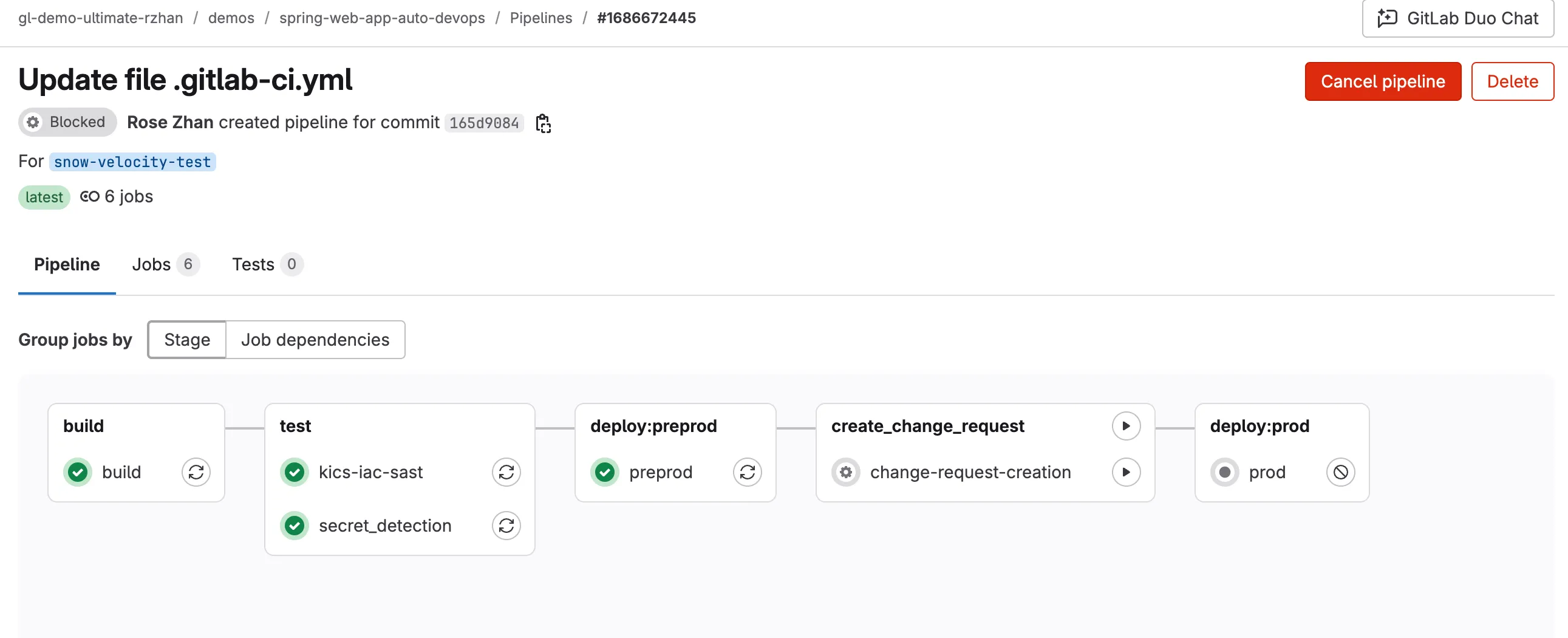 변경 승인을 위해 일시 중지된 GitLab 파이프라인.